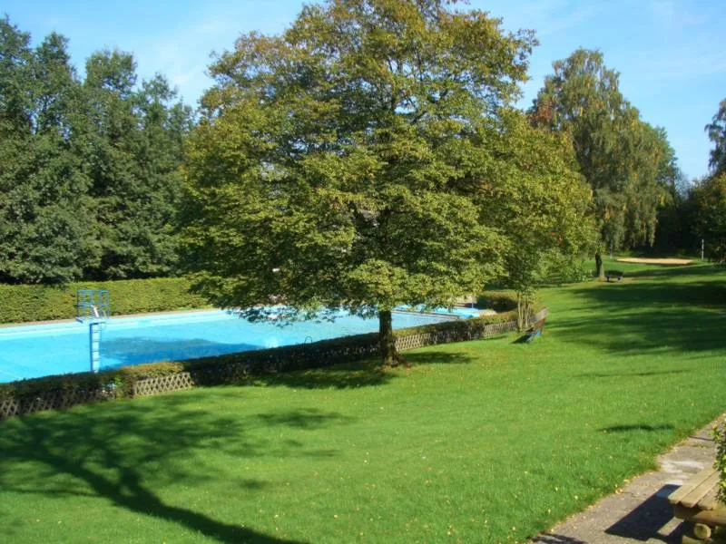 Blick über die Liegewiese des Freibads Eckbusch