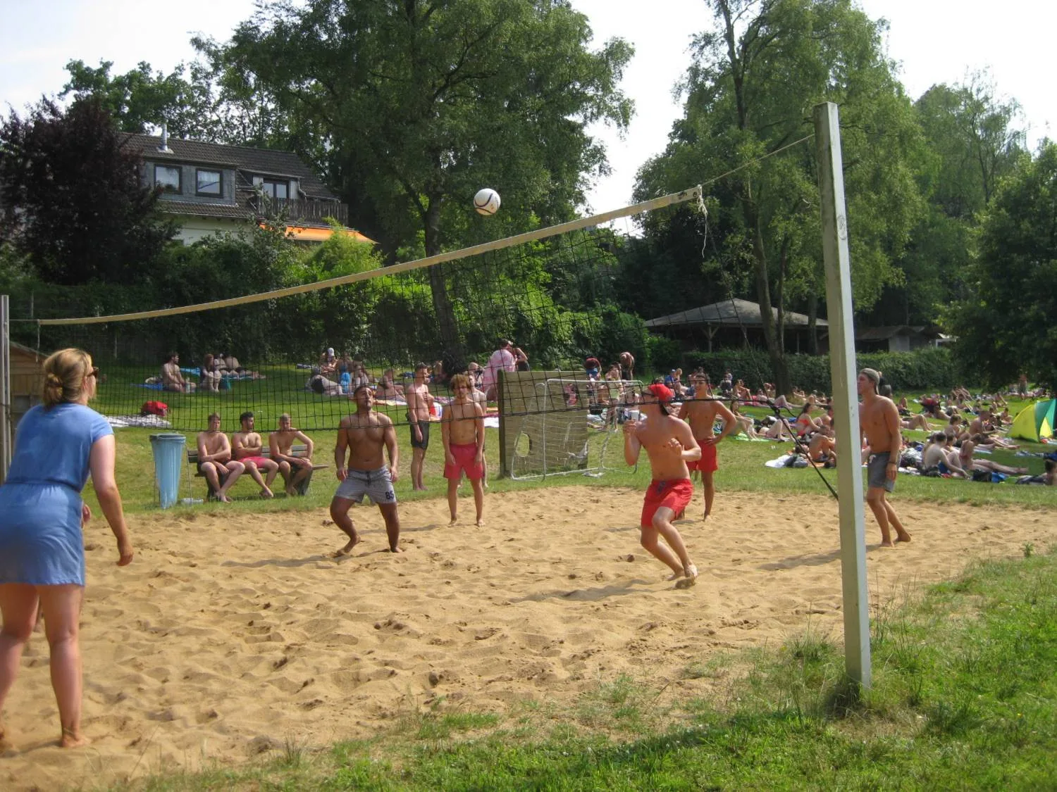 Beachvolleyballfeld neben der Liegewiese
