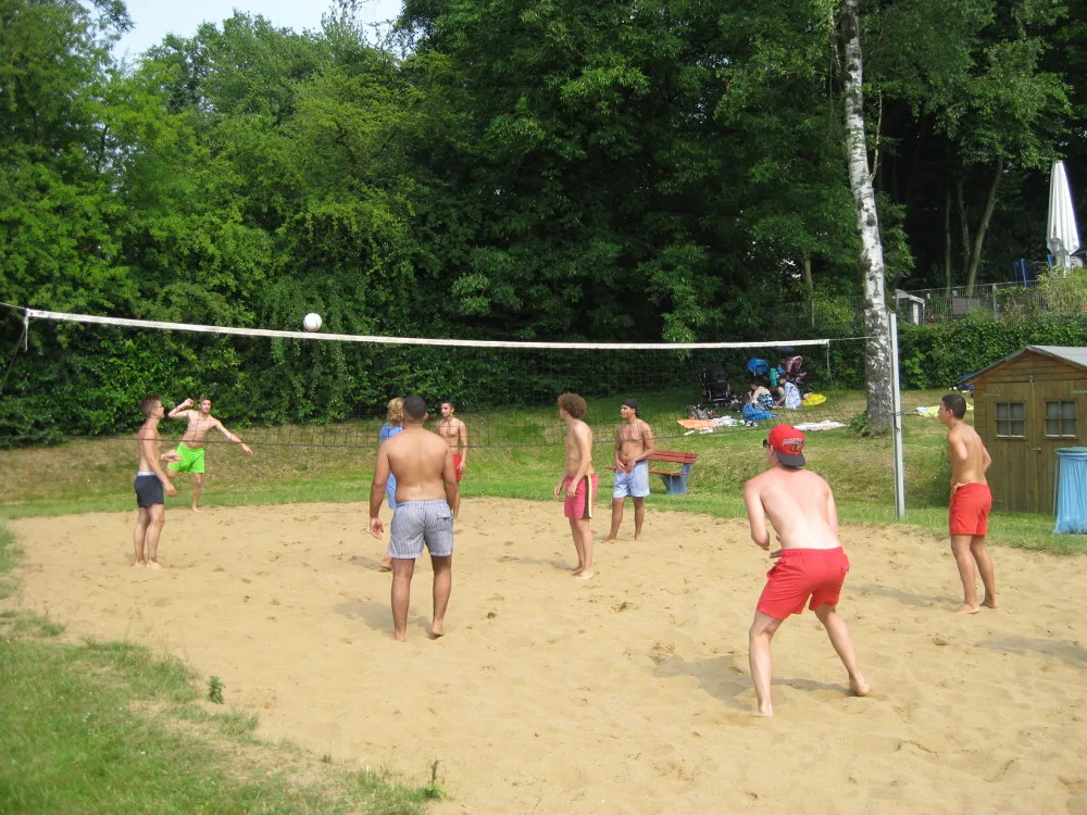 Beachvolleyballfeld auf dem Gelände