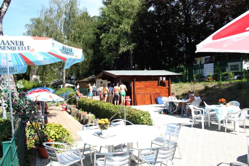 Die Terrasse der Gastronomie an einem Sommertag