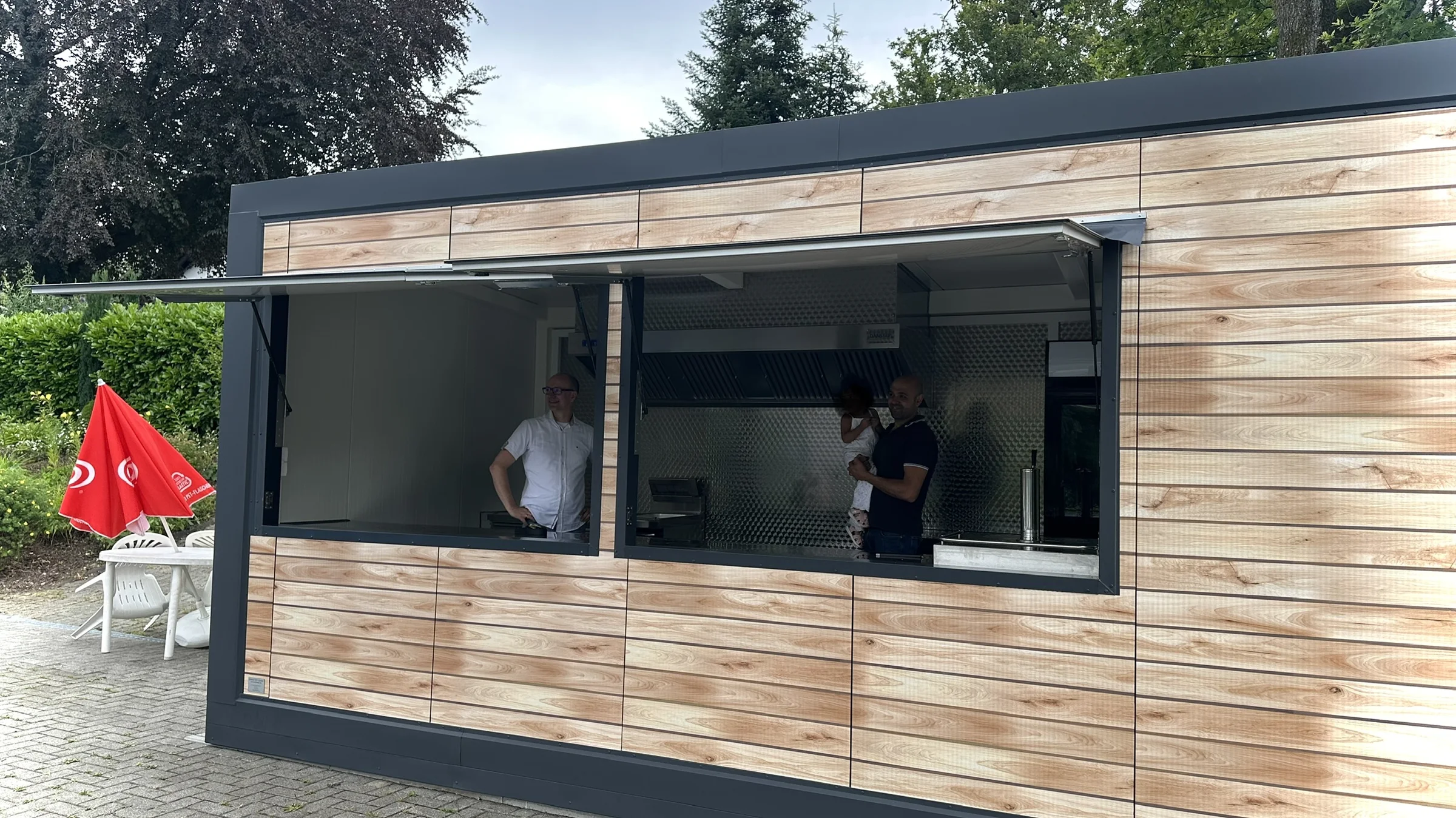 Der Imbiss-Container mit geöffneter Ausgabe