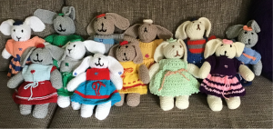 Gestrickte Hasen für den guten Zweck