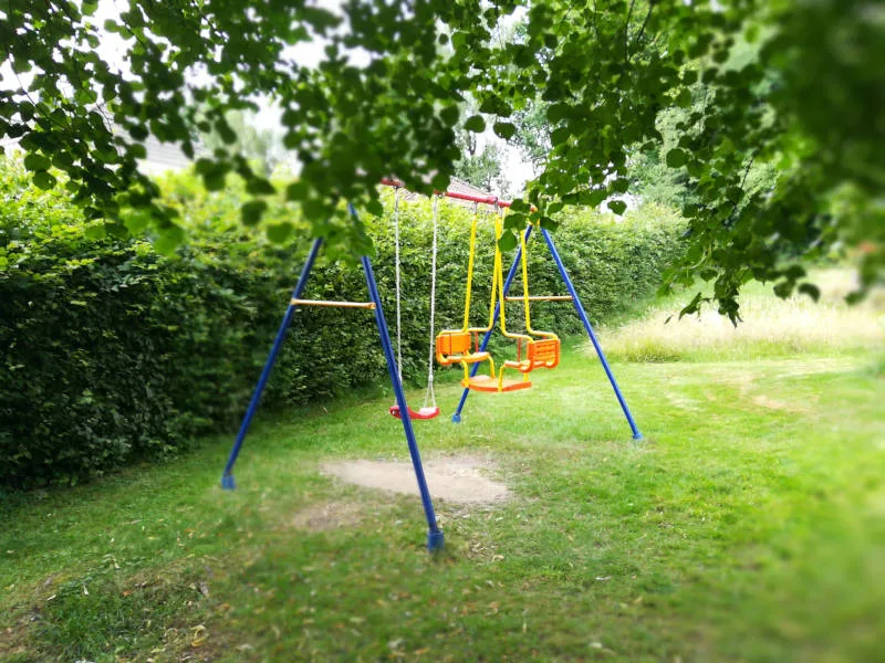 Schaukel auf dem sonnengeschützten Kinderspielplatz