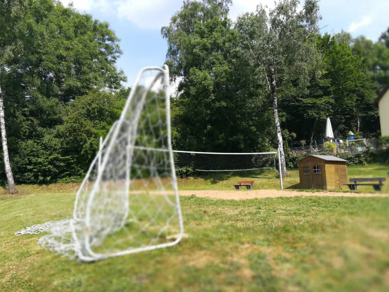 Fußballtor und Beachvolleyballfeld auf dem Gelände